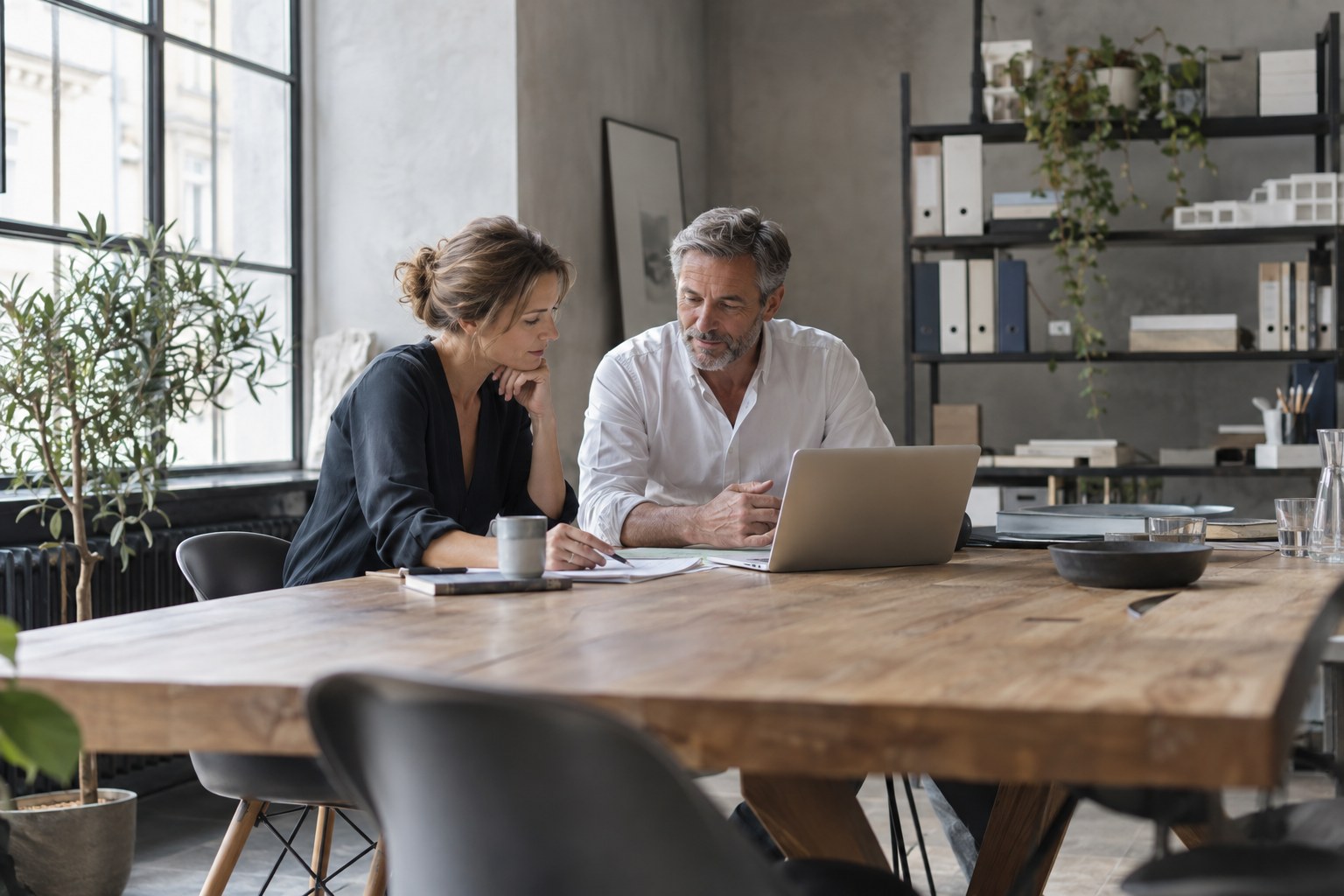 Geschäftsleute besprechen Unterlagen im Büro